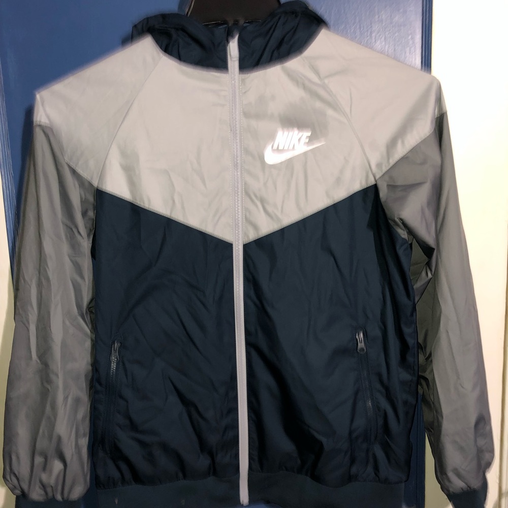 Large Nike woman’s windbreaker